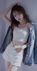 匀称白皙少女的独特魅力，肩带背心短裤女生依唯美室内复古艺术写真