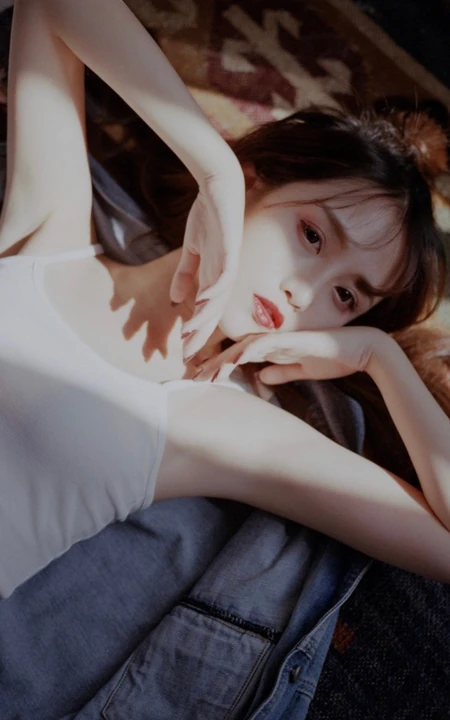 匀称白皙少女的独特魅力，肩带背心短裤女生依唯美室内复古艺术写真
