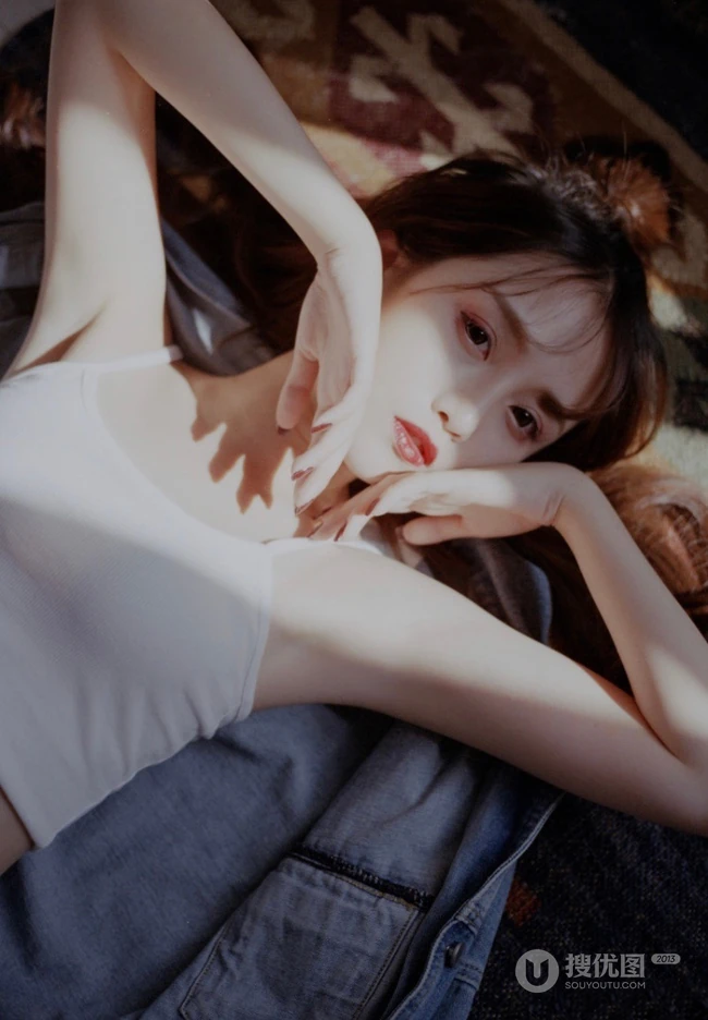 匀称白皙少女的独特魅力，肩带背心短裤女生依唯美室内复古艺术写真
