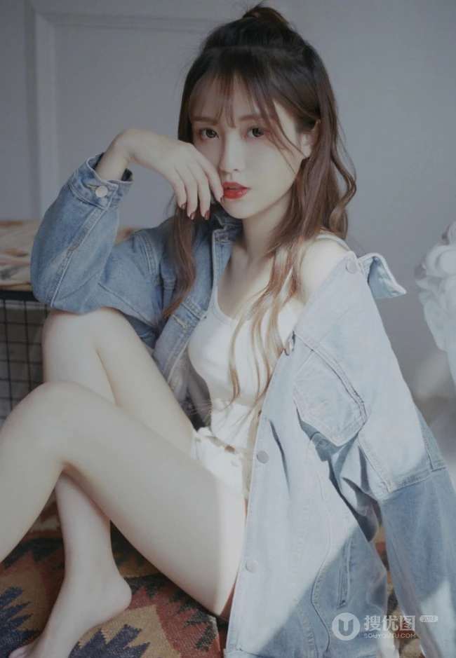 匀称白皙少女的独特魅力，肩带背心短裤女生依唯美室内复古艺术写真