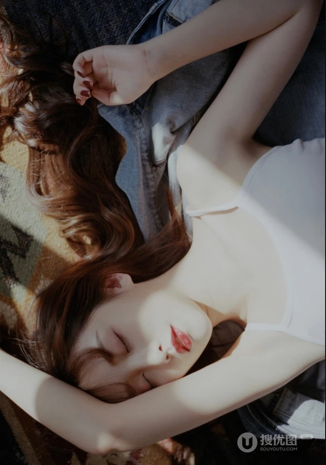匀称白皙少女的独特魅力，肩带背心短裤女生依唯美室内复古艺术写真