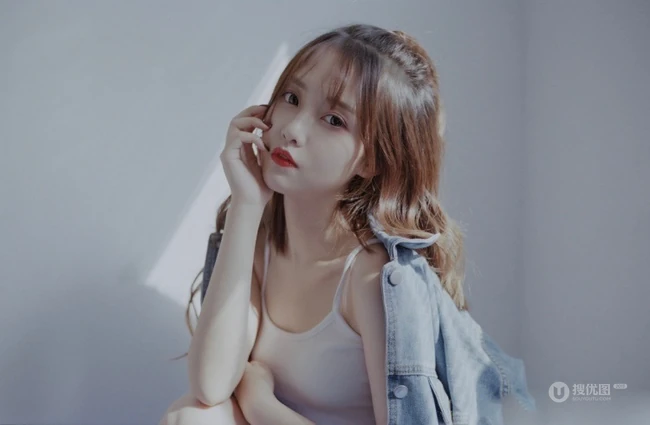 匀称白皙少女的独特魅力，肩带背心短裤女生依唯美室内复古艺术写真