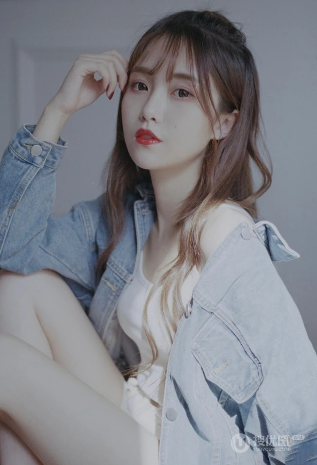 匀称白皙少女的独特魅力，肩带背心短裤女生依唯美室内复古艺术写真