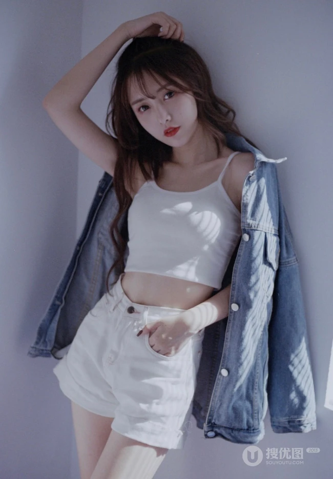 匀称白皙少女的独特魅力，肩带背心短裤女生依唯美室内复古艺术写真