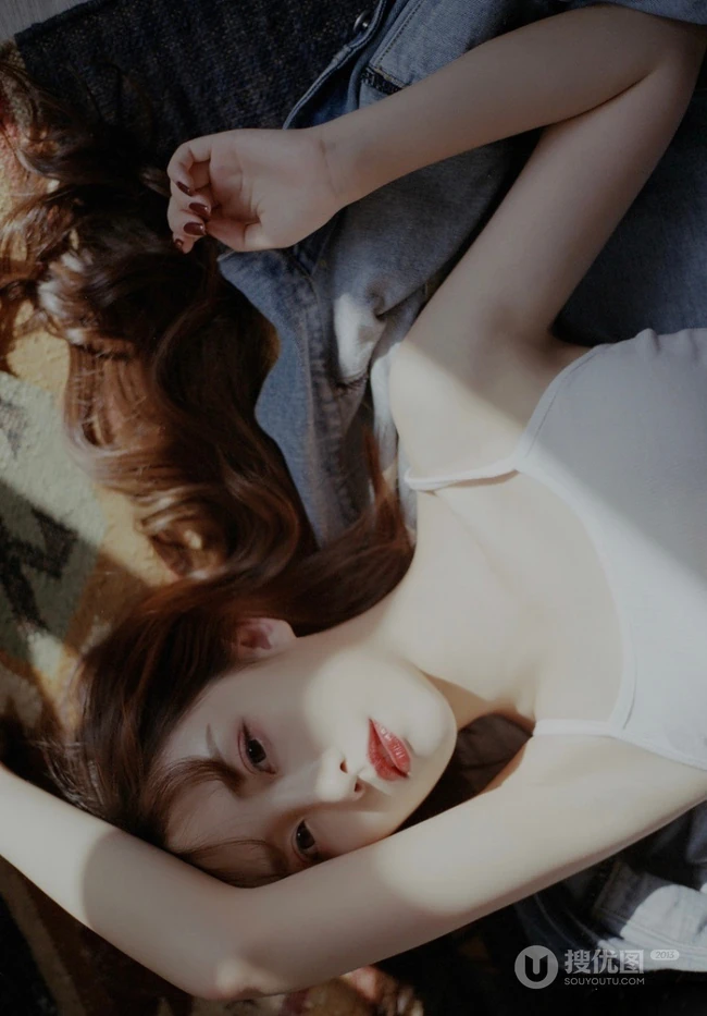 匀称白皙少女的独特魅力，肩带背心短裤女生依唯美室内复古艺术写真