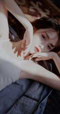 匀称白皙少女的独特魅力，肩带背心短裤女生依唯美室内复古艺术写真