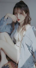 匀称白皙少女的独特魅力，肩带背心短裤女生依唯美室内复古艺术写真