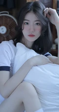 微卷长发气质校花少女运动体操服短裤，长筒袜居家悠闲写真图片