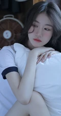 微卷长发气质校花少女运动体操服短裤，长筒袜居家悠闲写真图片