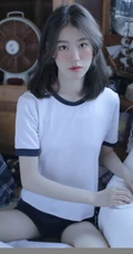 微卷长发气质校花少女运动体操服短裤，长筒袜居家悠闲写真图片