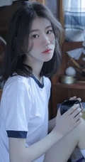 微卷长发气质校花少女运动体操服短裤，长筒袜居家悠闲写真图片