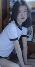 微卷长发气质校花少女运动体操服短裤，长筒袜居家悠闲写真图片