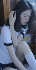 微卷长发气质校花少女运动体操服短裤，长筒袜居家悠闲写真图片