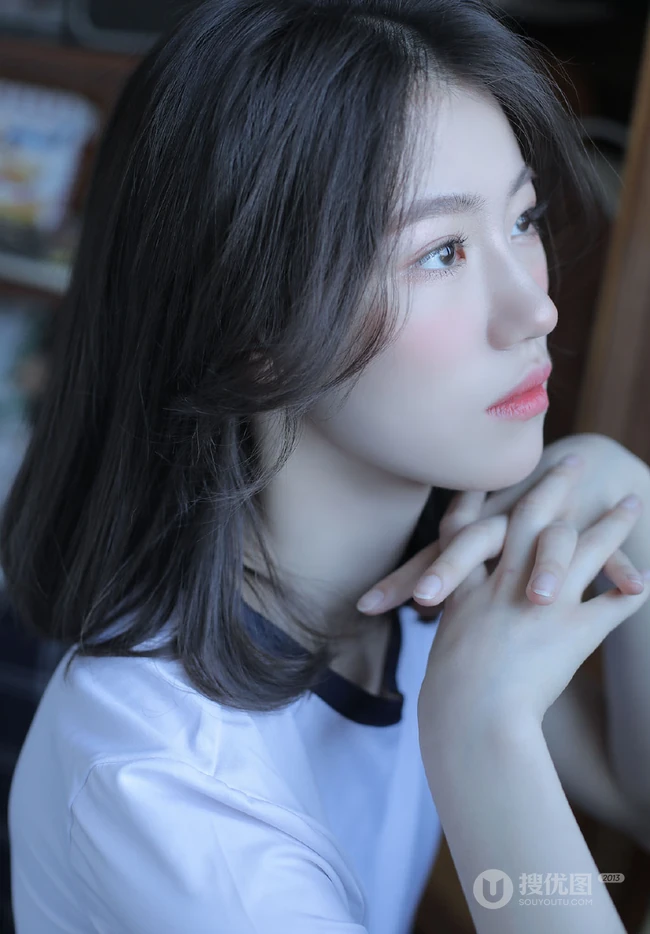 微卷长发气质校花少女运动体操服短裤，长筒袜居家悠闲写真图片