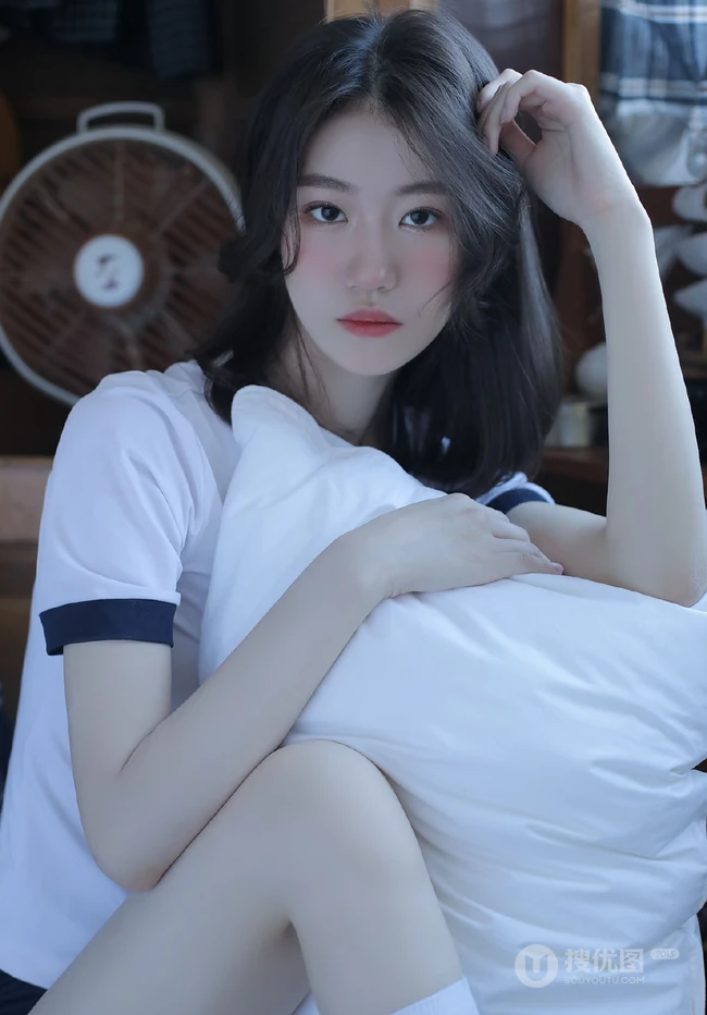 微卷长发气质校花少女运动体操服短裤，长筒袜居家悠闲写真图片