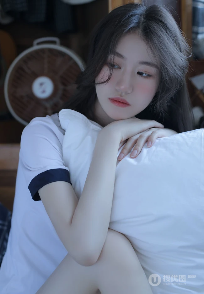微卷长发气质校花少女运动体操服短裤，长筒袜居家悠闲写真图片
