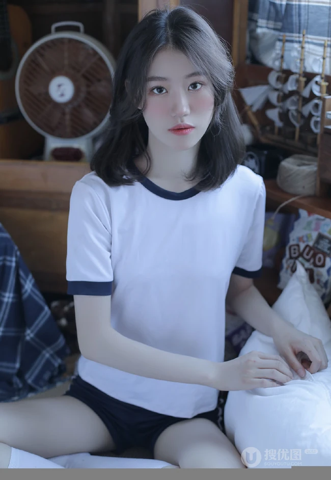 微卷长发气质校花少女运动体操服短裤，长筒袜居家悠闲写真图片