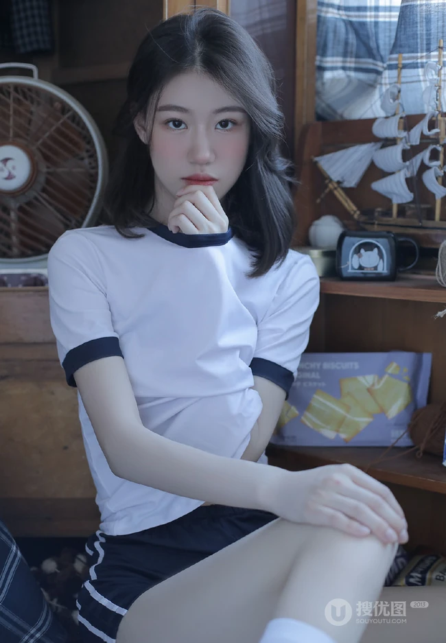 微卷长发气质校花少女运动体操服短裤，长筒袜居家悠闲写真图片