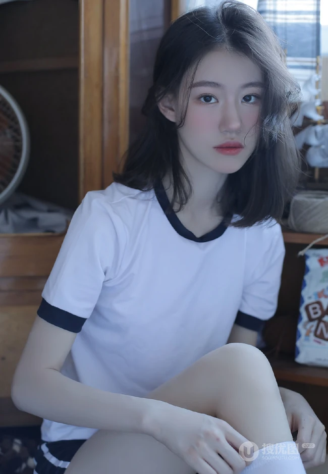 微卷长发气质校花少女运动体操服短裤，长筒袜居家悠闲写真图片