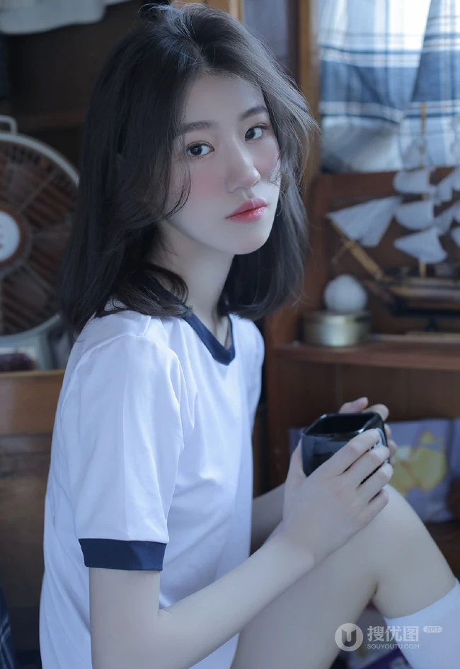 微卷长发气质校花少女运动体操服短裤，长筒袜居家悠闲写真图片