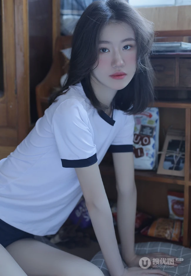 微卷长发气质校花少女运动体操服短裤，长筒袜居家悠闲写真图片