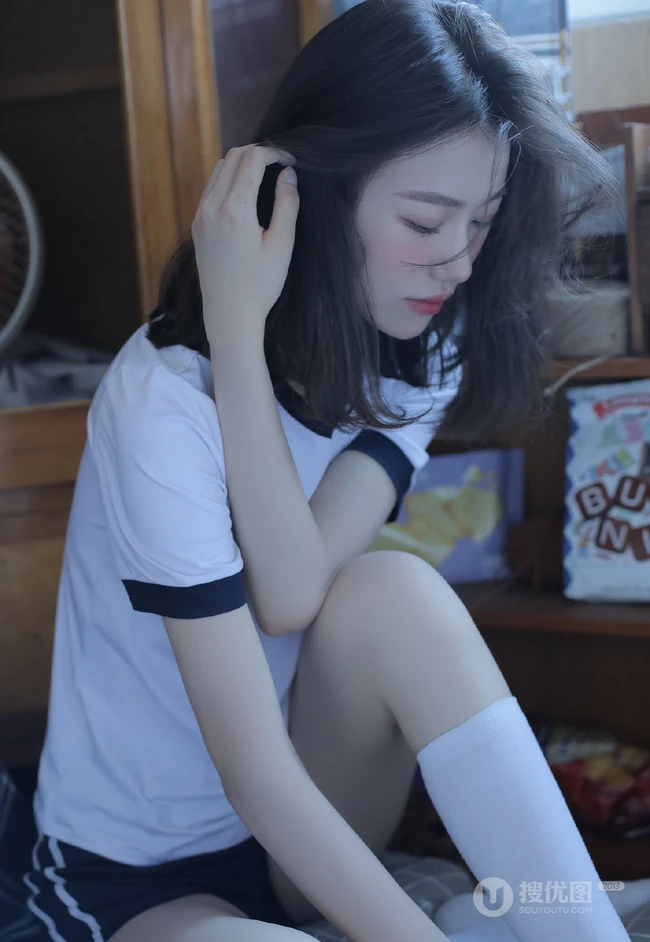 微卷长发气质校花少女运动体操服短裤，长筒袜居家悠闲写真图片