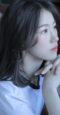 微卷长发气质校花少女运动体操服短裤，长筒袜居家悠闲写真图片