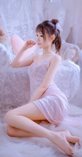 牛奶般白皙肌肤长腿女生粉色真丝肩带睡裙纯美气质室内沙发写真
