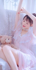 牛奶般白皙肌肤长腿女生粉色真丝肩带睡裙纯美气质室内沙发写真