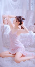 牛奶般白皙肌肤长腿女生粉色真丝肩带睡裙纯美气质室内沙发写真