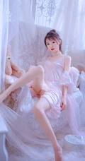 牛奶般白皙肌肤长腿女生粉色真丝肩带睡裙纯美气质室内沙发写真