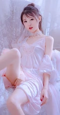 牛奶般白皙肌肤长腿女生粉色真丝肩带睡裙纯美气质室内沙发写真