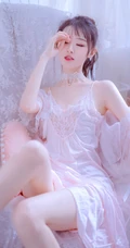 牛奶般白皙肌肤长腿女生粉色真丝肩带睡裙纯美气质室内沙发写真