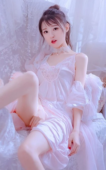牛奶般白皙肌肤长腿女生粉色真丝肩带睡裙纯美气质室内沙发写真