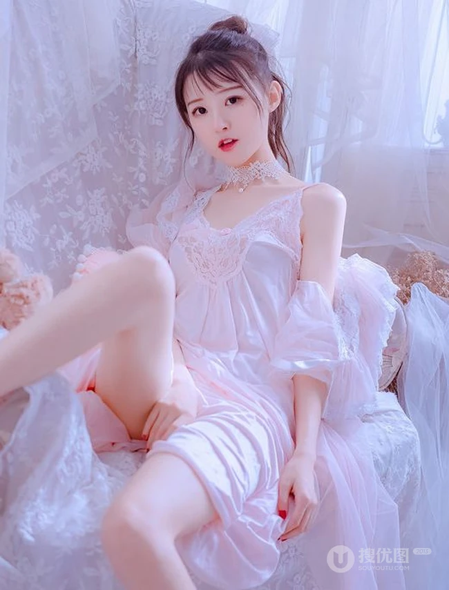 牛奶般白皙肌肤长腿女生粉色真丝肩带睡裙纯美气质室内沙发写真