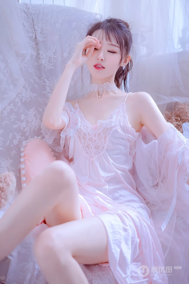 牛奶般白皙肌肤长腿女生粉色真丝肩带睡裙纯美气质室内沙发写真