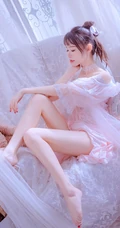 牛奶般白皙肌肤长腿女生粉色真丝肩带睡裙纯美气质室内沙发写真