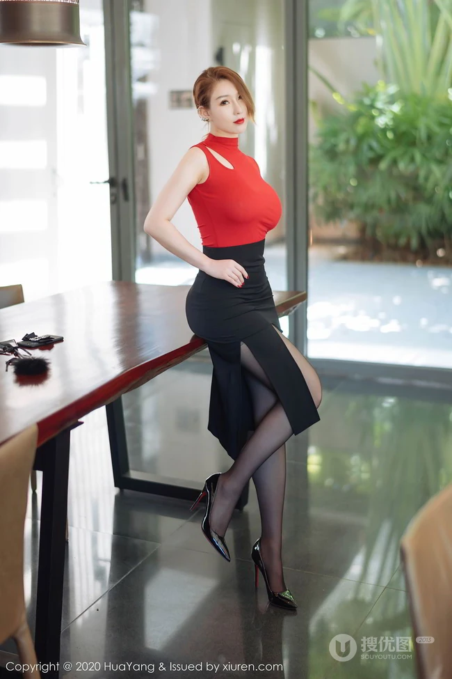 精选匀称佳人女生Egg-尤妮丝红衣黑裙袜装超气质妖艳室内写真图片集