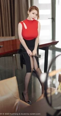 精选匀称佳人女生Egg-尤妮丝红衣黑裙袜装超气质妖艳室内写真图片集