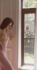 背影超动人的慵懒气质肩带紧身连衣裙女生室内艺术摄影写真照