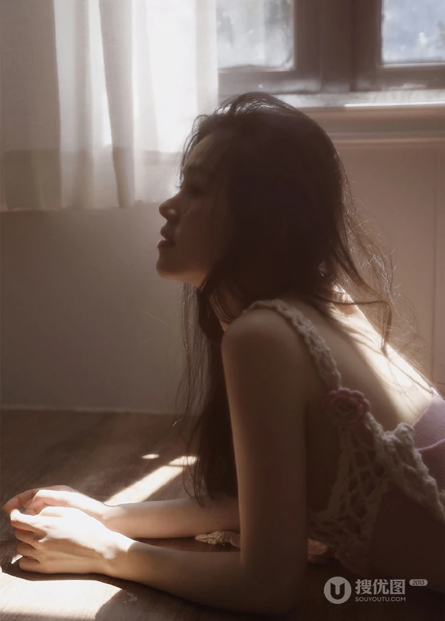 背影超动人的慵懒气质肩带紧身连衣裙女生室内艺术摄影写真照