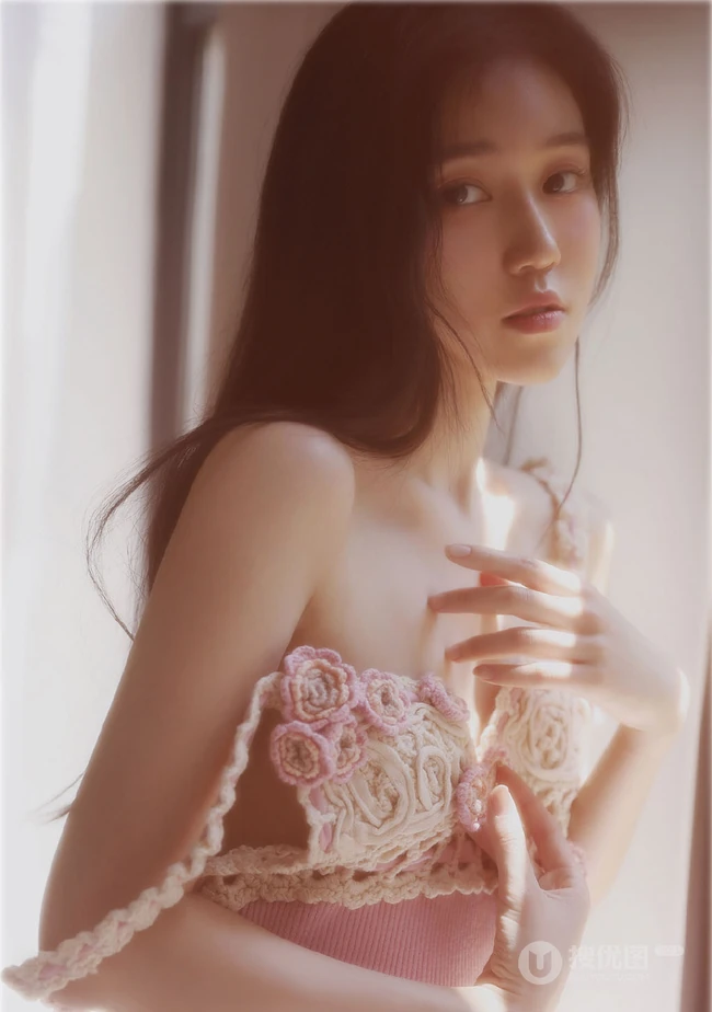 背影超动人的慵懒气质肩带紧身连衣裙女生室内艺术摄影写真照