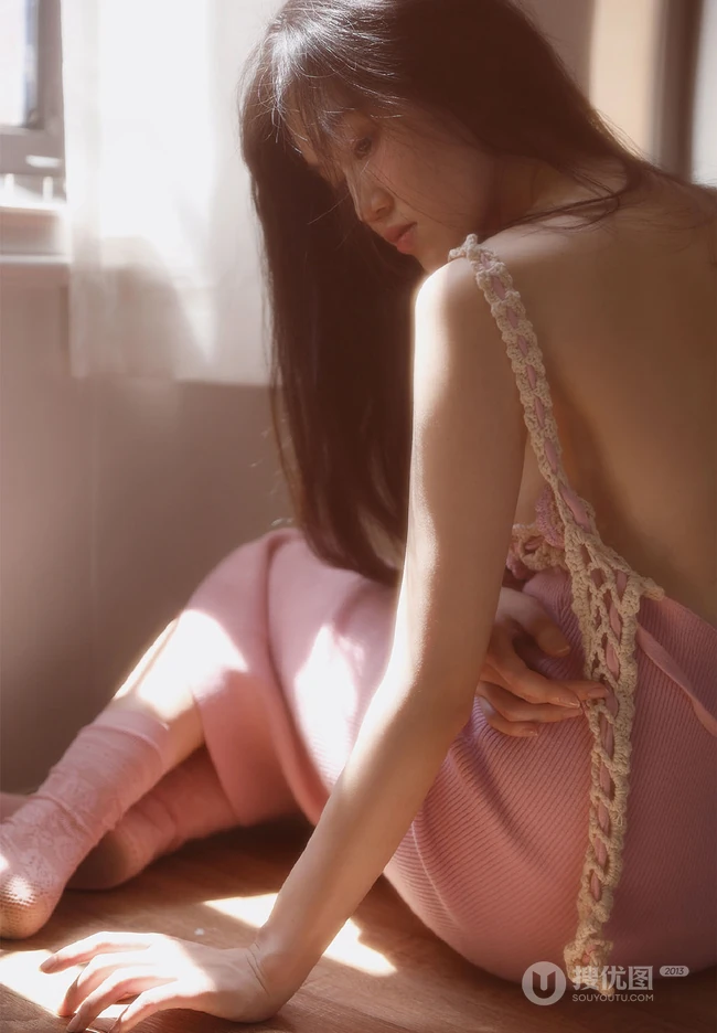 背影超动人的慵懒气质肩带紧身连衣裙女生室内艺术摄影写真照