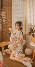 单手拿扇，或执伞的和服装女生日式榻榻米唯美摄影写真
