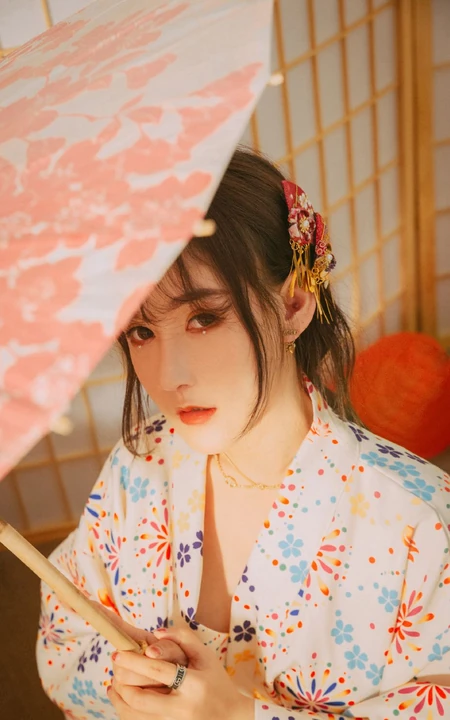 单手拿扇，或执伞的和服装女生日式榻榻米唯美摄影写真