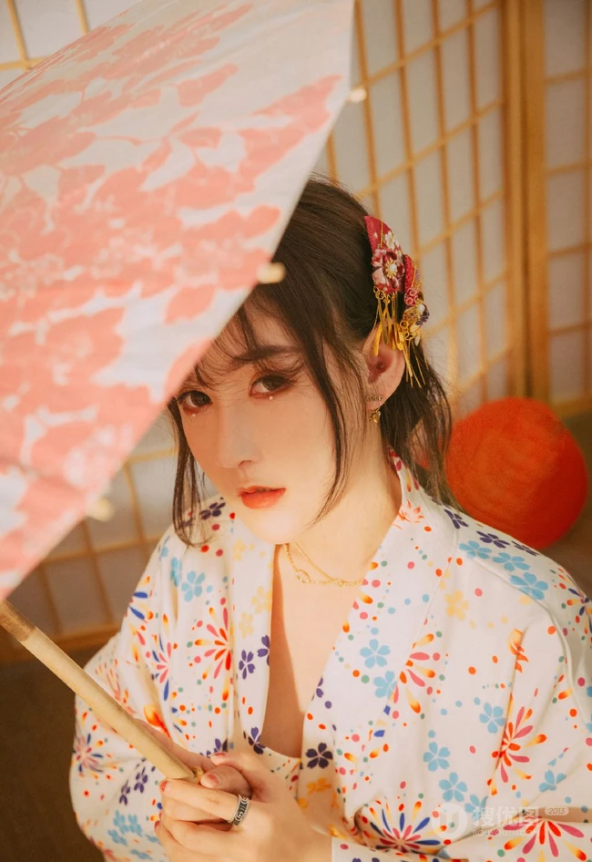 单手拿扇，或执伞的和服装女生日式榻榻米唯美摄影写真