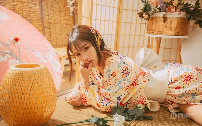 单手拿扇，或执伞的和服装女生日式榻榻米唯美摄影写真