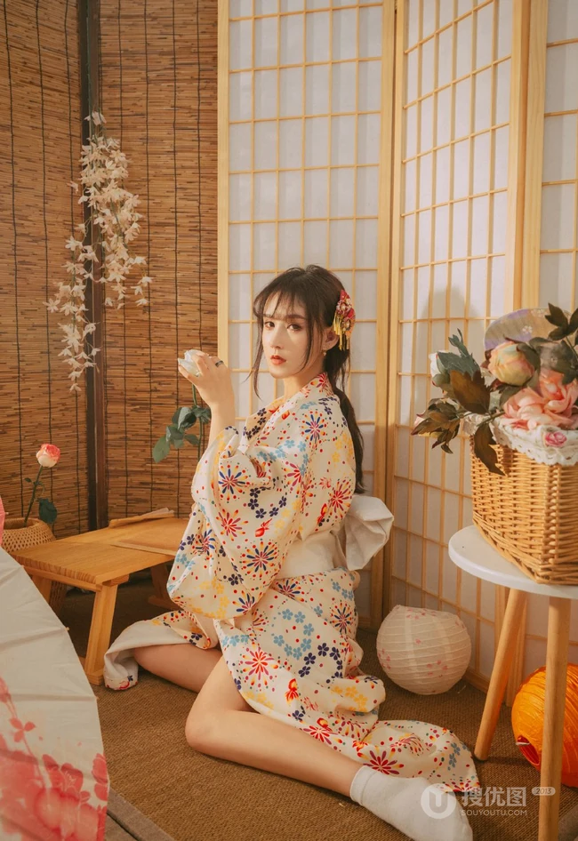 单手拿扇，或执伞的和服装女生日式榻榻米唯美摄影写真