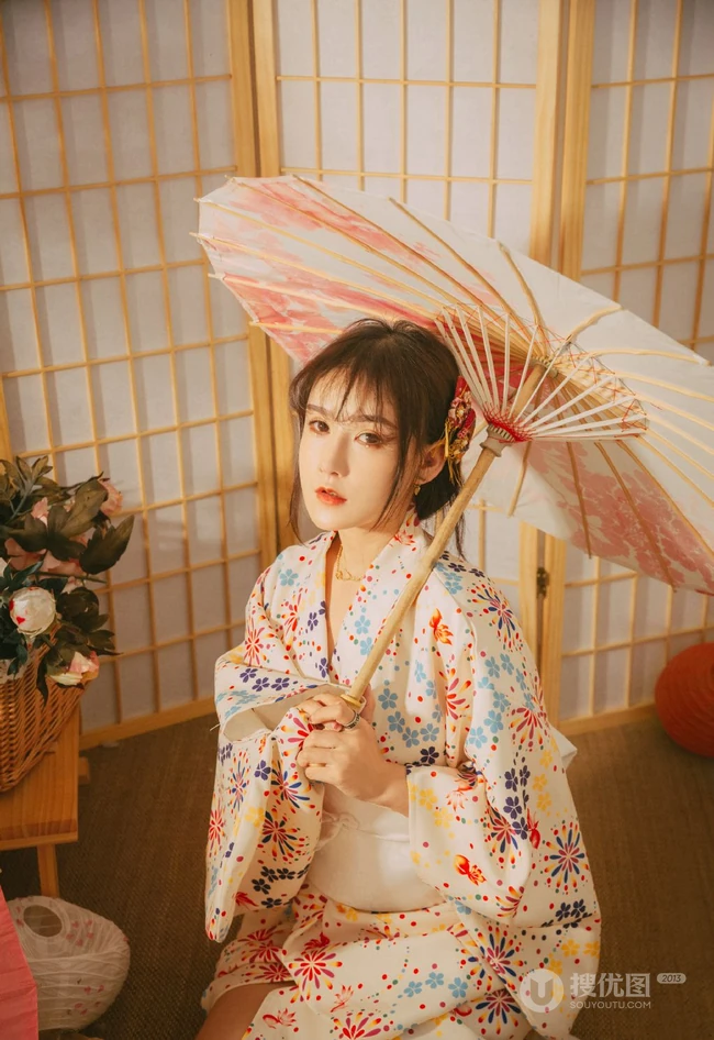 单手拿扇，或执伞的和服装女生日式榻榻米唯美摄影写真