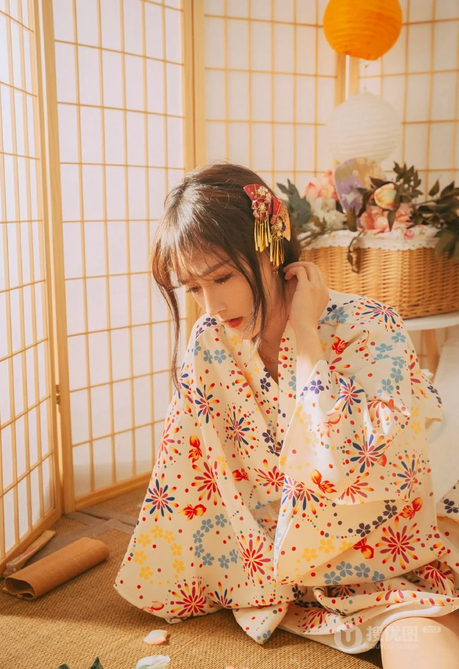 单手拿扇，或执伞的和服装女生日式榻榻米唯美摄影写真